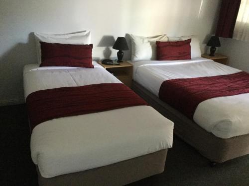 
A bed or beds in a room at Bargo Motor Inn
