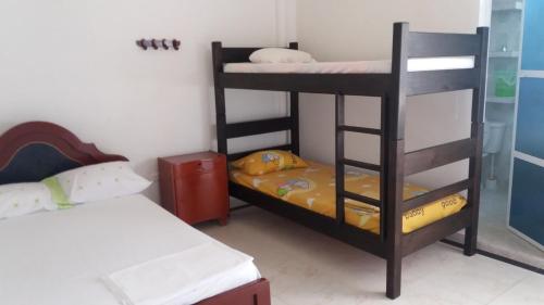1 dormitorio con 2 literas y 1 cama en Casa Campestre La Heredera en Villavicencio