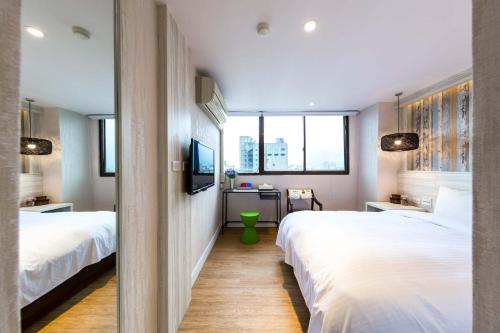 a hotel room with two beds and a window at 樂亞亞奇文旅 in Luodong