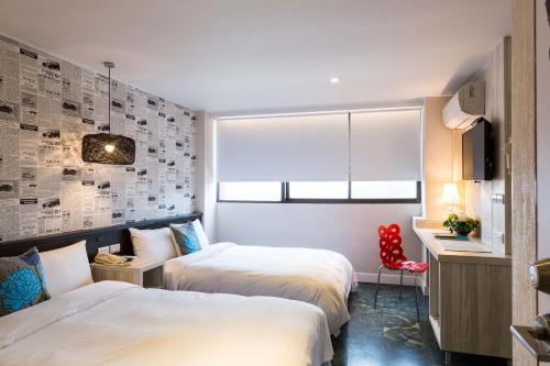 a hotel room with two beds and a window at 樂亞亞奇文旅 in Luodong