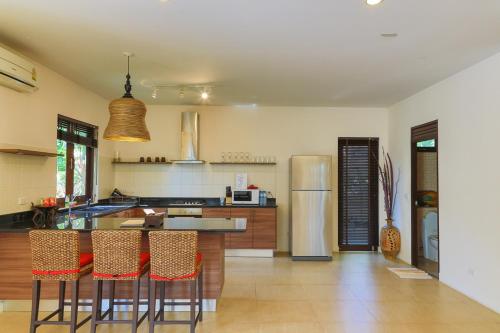 Η κουζίνα ή μικρή κουζίνα στο Pa Prai Villas and Suites Resort