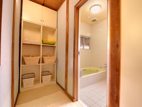 A bathroom at Kikuya Ryokan