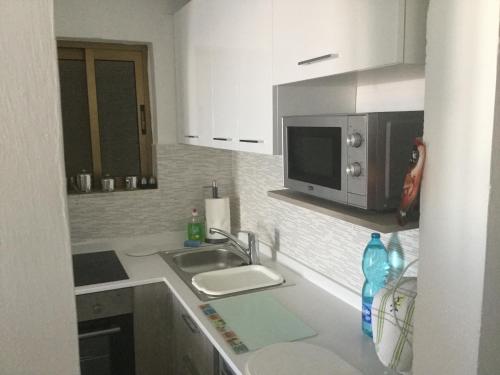 Kuchyň nebo kuchyňský kout v ubytování Beachfront Deluxe Apartment