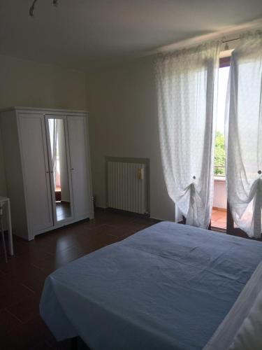 Civitanova AltaにあるBelle Marcheのベッドと大きな窓のある寝室