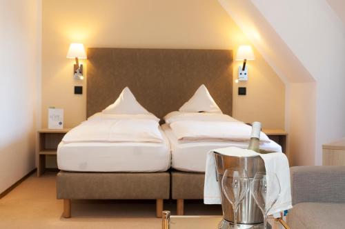 a hotel room with two beds and a blender at Romantik Hotel Johanniter-Kreuz in Überlingen