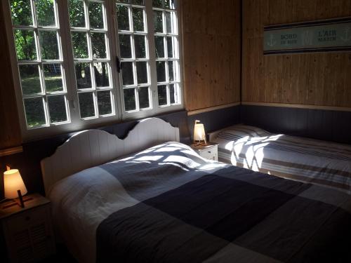 A bed or beds in a room at La Palombière, plage à 150m