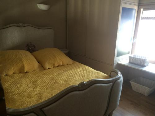 サン・レミ・ド・プロヴァンスにあるNostradamusのベッドルーム1室(黄色いシーツ付きのベッド1台、窓付)