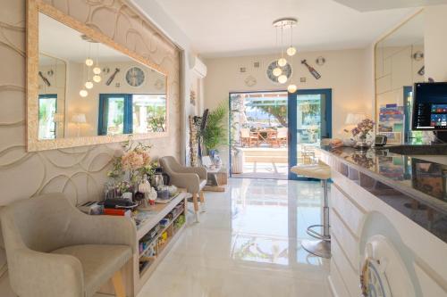 ล็อบบี้หรือแผนกต้อนรับของ Pyrgos Beach Hotel Apartments