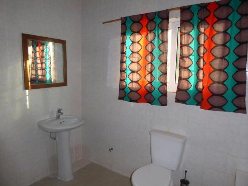 ห้องน้ำของ Sarawally Guesthouse