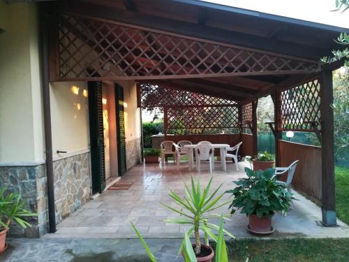 a pergola with a table and chairs on a patio at Il Giardino degli Ulivi in Rapolano Terme