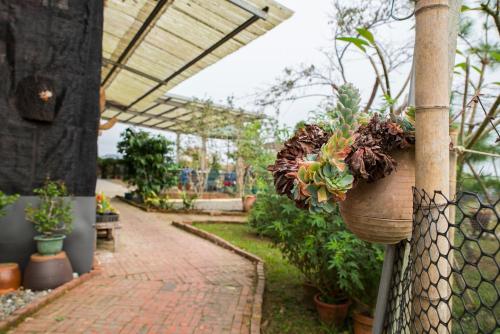 a garden with potted plants on a fence at 樸宿庭園民宿 南投民宿312號 in Lugu