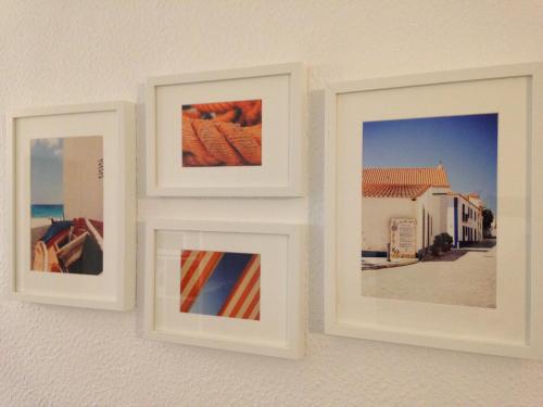 quattro fotogrammi di fotografie appesi a un muro di Casa Montechoro ad Albufeira