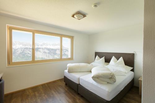 Berghotel Schonhalden tesisinde bir odada yatak veya yataklar