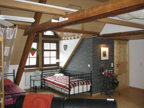 um quarto com uma cama e uma parede de tijolos em Apartment Mosel-Götterlay em Bruttig-Fankel