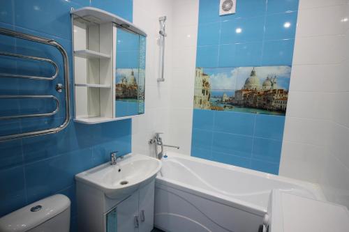 スィクティフカルにあるComfort apartment "Venice"の青と白のバスルーム(バスタブ、シンク付)