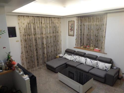 uma sala de estar com um sofá e uma televisão em Lai Yi Ke B&B em Dongshan