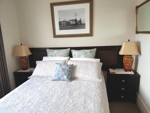 a bedroom with a bed and a lamp at Ponsonby Manor Guest House in Auckland