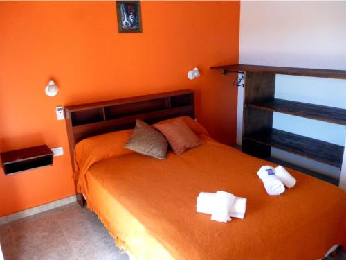 Giường trong phòng chung tại Apartamentos Barranca de Termas