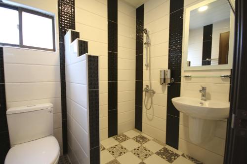 a bathroom with a toilet and a sink at Ktzyx in Nanwan
