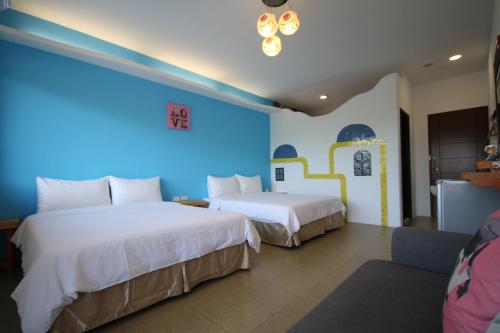 南灣的住宿－墾丁自遊行，蓝色墙壁客房的两张床