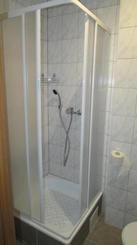 eine Dusche mit Glastür im Badezimmer in der Unterkunft Willa Velde in Karpacz