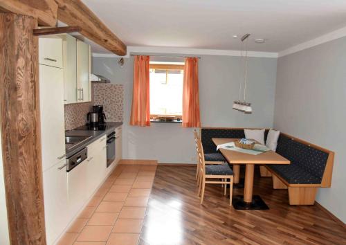 eine Küche mit einem Tisch und einem Esszimmer in der Unterkunft Gutschehof in Obervellach
