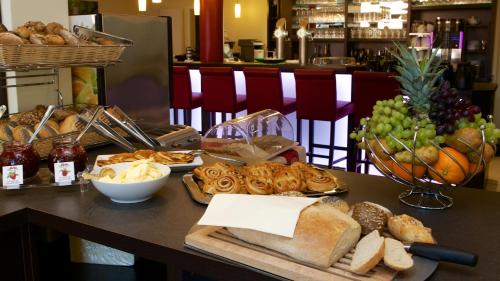 a table with a bunch of bread and other foods at Aparthotel Museumshof in Fehmarn