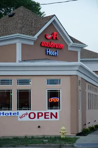 Aashram Hotel by Niagara River in Amherst