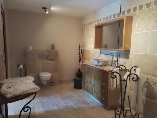 Ένα μπάνιο στο Chambres d'Hôtes La Chrysalide