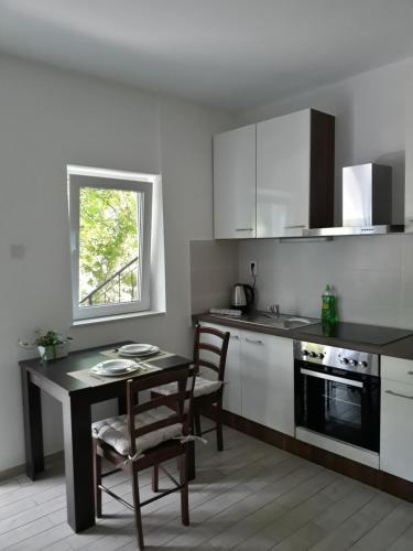 Η κουζίνα ή μικρή κουζίνα στο Apartments Lucija