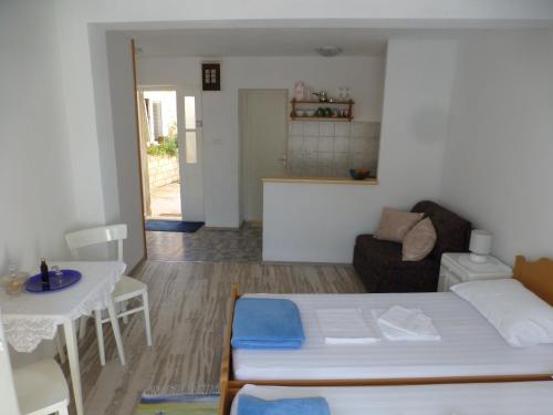 - un salon avec un lit et une table dans l'établissement Guesthouse Bracanović, à Hvar