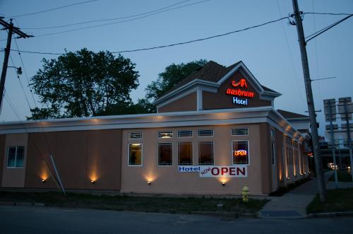 un ristorante con un cartello sopra di Aashram Hotel by Niagara River a Niagara Falls