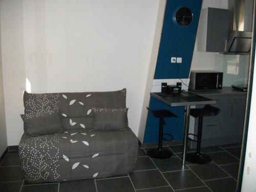 een woonkamer met een bank en een tafel bij Les Mouettes in Le Tréport