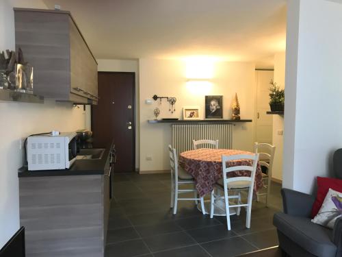 - une cuisine et une salle à manger avec une table et des chaises dans l'établissement Appartamento Carducci, à Madesimo