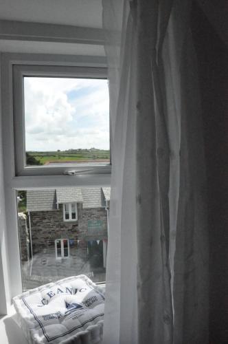 okno z widokiem na budynek w obiekcie Gordon House B & B w mieście Tintagel