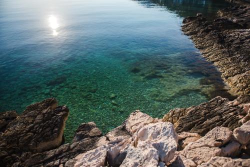 a view of a body of water with rocks at Apartmani Marko in Gdinj