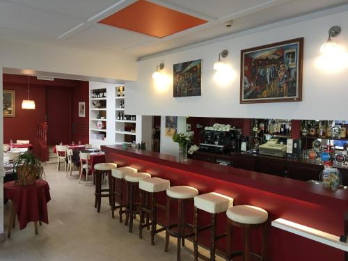 Lounge nebo bar v ubytování Hotel Restaurant Les Oceanides