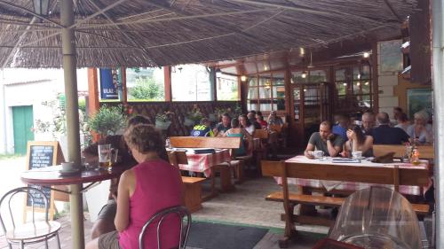 een groep mensen die aan tafel zitten in een restaurant bij Restaurant & rooms Visovac - best value in Skradin