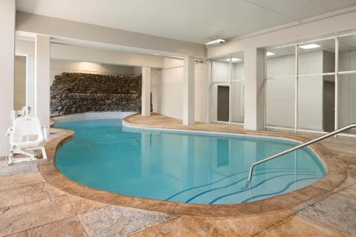 Swimming pool sa o malapit sa Country Inn & Suites by Radisson, Gatlinburg, TN