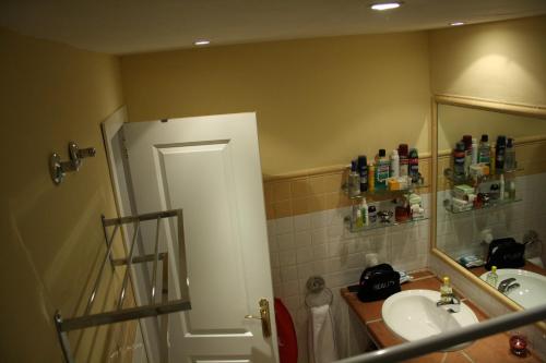 een badkamer met een wastafel en een spiegel bij Apartamento en islantilla in Islantilla