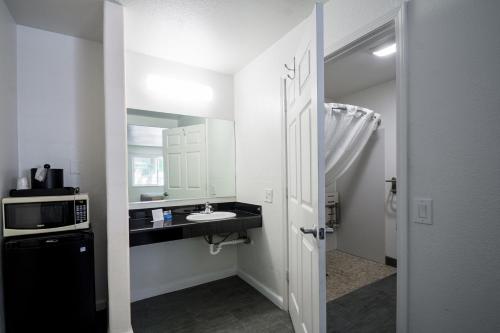 Kúpeľňa v ubytovaní Motel 6 - Downtown Monterey