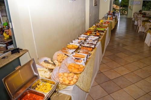 a buffet line with many different types of food at Hotel Chapadao Da Canastra in São Roque de Minas