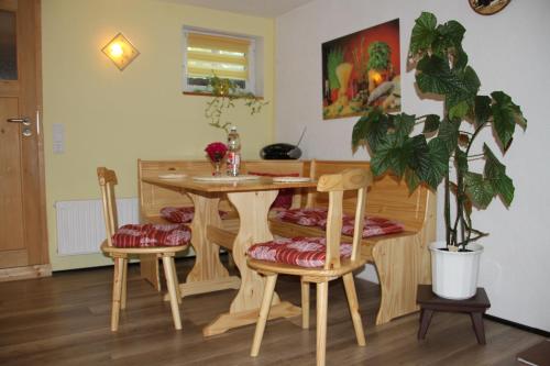 a kitchen with a wooden table and chairs at Apartment am Bieleboh in Beiersdorf