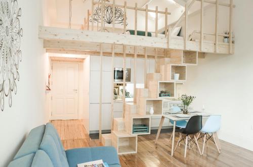 ein Wohnzimmer mit einem Hochbett und einem Tisch in der Unterkunft Zelije Apartments Trindade in Porto