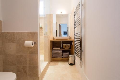 une salle de bain avec une douche, des toilettes et un lavabo dans l'établissement Budin Sea Cannes, à Cannes