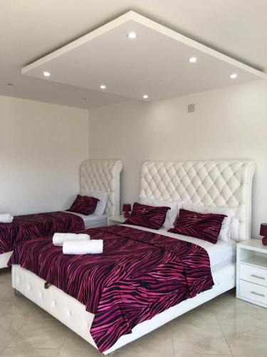 a bedroom with two beds in a room at Queen Kodre Apartments in Ulcinj