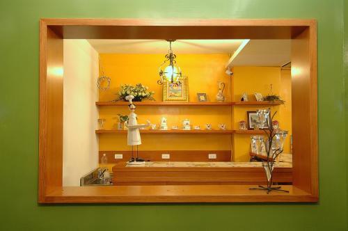 uno specchio in una stanza con acisione di FlowerSay Homestay a Ji'an