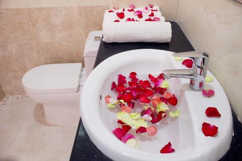 een badkamer met een wastafel vol snoep erin bij Ban Mai Hotel 66 in Phan Thiet