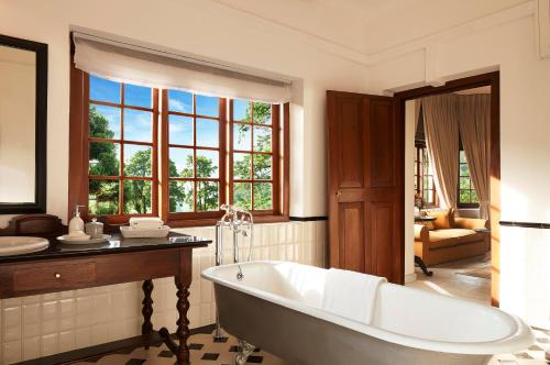 Habitación con baño con bañera grande. en Jetwing Warwick Gardens, en Nuwara Eliya
