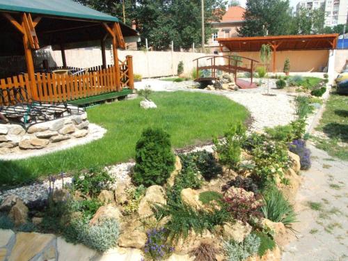 Taman di luar Hotel Čierny Orol